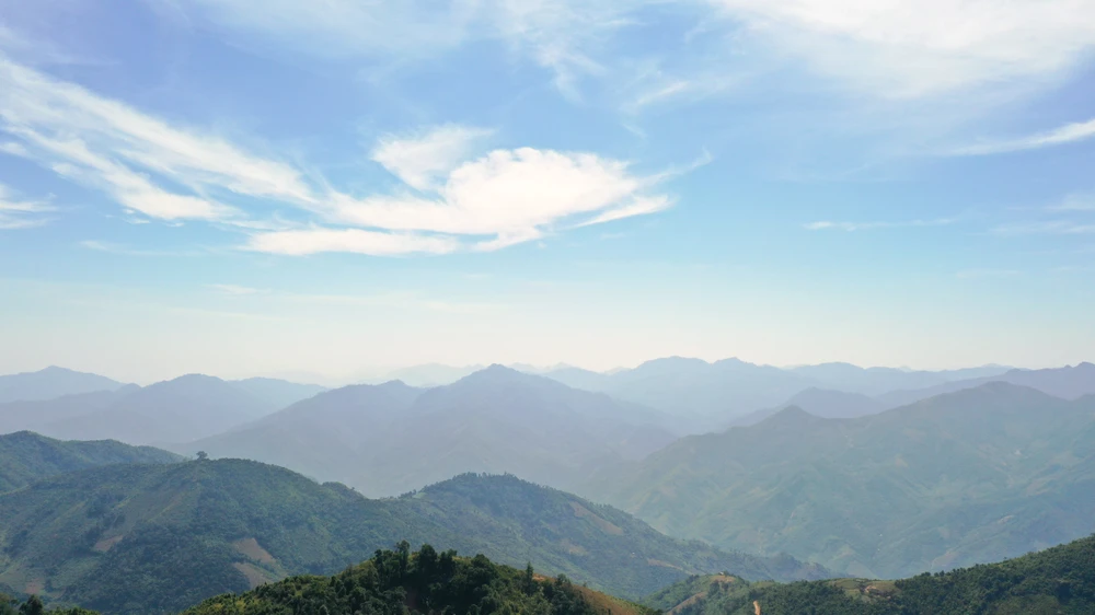 Khung cảnh nên thơ, hùng vĩ cùng bầu trời xanh thẳm khiến du khách như hòa mình với thiên nhiên đất trời.