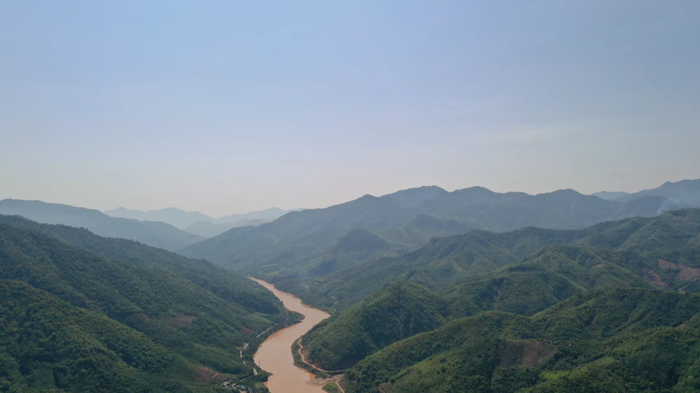 Mường Lát tọa lạc trên độ cao hơn 700 m so với mực nước biển, có đường biên giới dài hơn 100 km giáp với hai huyện Viêng Xay và Xốp Bâu, tỉnh Hủa Phăn (Lào).