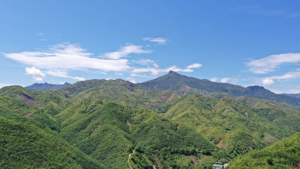 Mường Lát là một huyện miền núi nằm ở phía Tây Bắc Thanh Hóa, giáp Lào với tổng diện tích tự nhiên hơn 80 ngàn ha cách trung tâm tỉnh Thanh Hóa 250 km về phía đông.