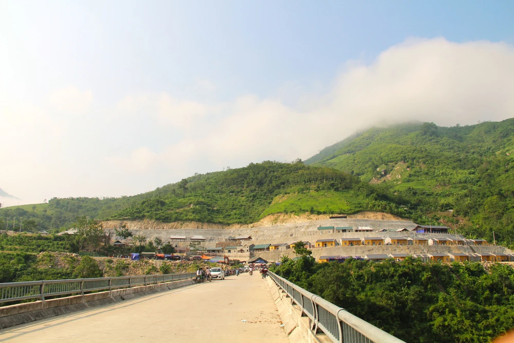 Ngay bên dòng sông Mã còn là những bản làng tái định cư giữa núi rừng, sông Mã hùng vĩ sau trận lũ lịch sử năm 2018.