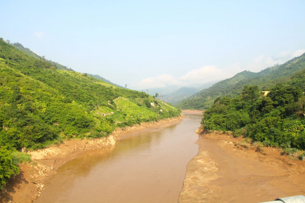 Ở đó còn là dòng sông Mã cuộn đỏ mang nặng phù sa khi nhìn từ cầu Chiềng Nưa về Tam Chung.