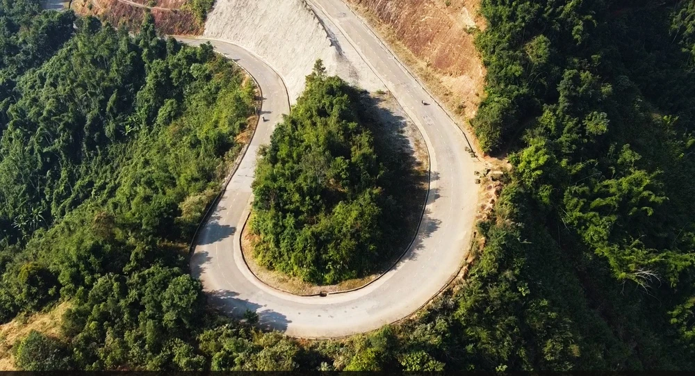 Đó còn là những cung đường chênh vênh bên sườn núi.