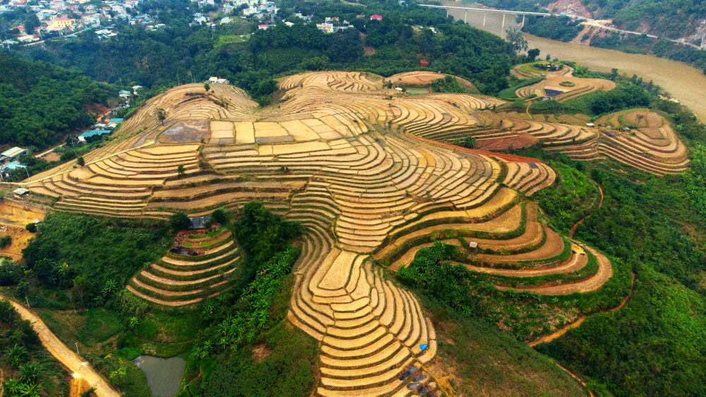 Ở đó còn có những thảm ruộng bậc thang đẹp tựa như những nấc thang lên 'thiên đường' dù mùa gặt đã đi qua.