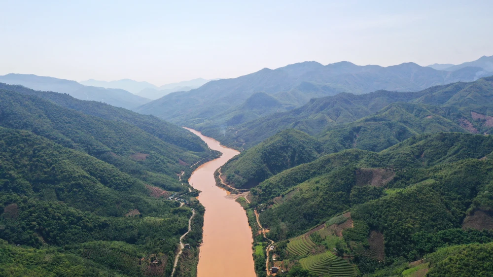 Ở mọi góc độ khác nhau thì Mường Lát đều ẩn hiện với vẻ đẹp khiến du khách tan biến những nhọc nhằn mưu sinh thường ngày để thư thái cùng hòa quyện với vẻ đẹp thiên nhiên, đất trời nơi đây.