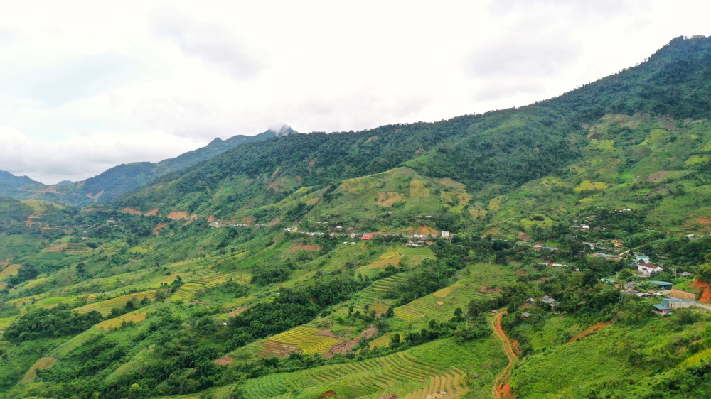 Những bản làng người Thái, người Mông cheo leo bên các sườn núi cao.