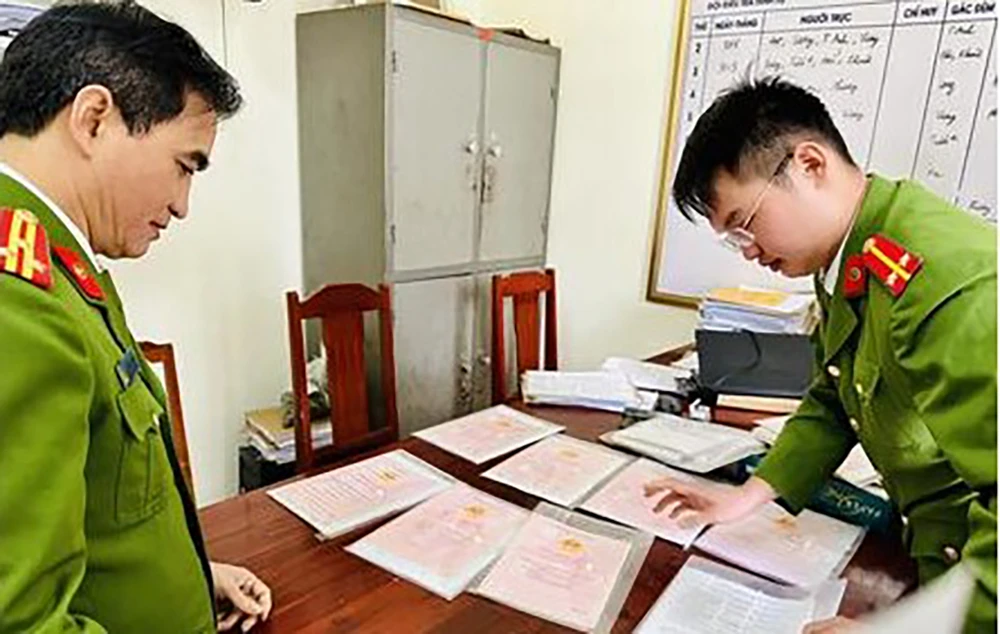 Công an thu giữ 19 sổ đỏ liên quan đến hoạt động cho vay nặng lãi. Ảnh: CATH
