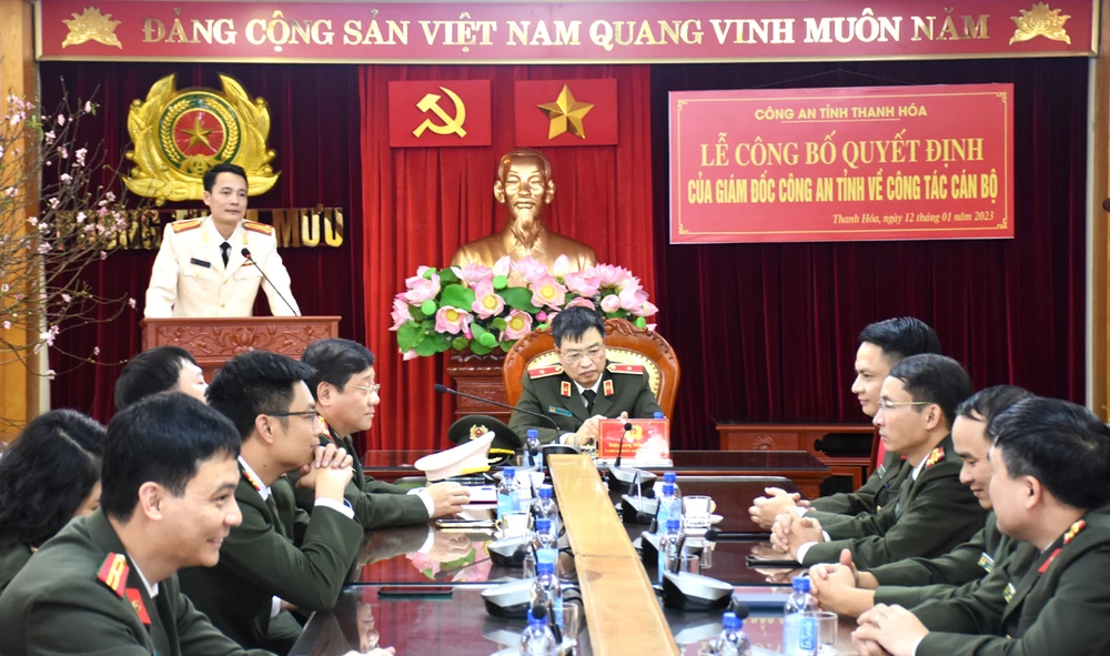 Thượng tá Đỗ Quang Huy, Trưởng phòng tham mưu Công an tỉnh Thanh Hóa phát biểu tại buổi lễ. Ảnh: CATH