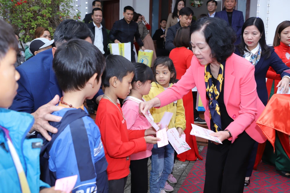 Bà Trương Thị Mai cùng đoàn công tác tặng quà đến học sinh nghèo, gia đình chính sách, người dân có hoàn cảnh khó khăn tại huyện Quảng Xương.