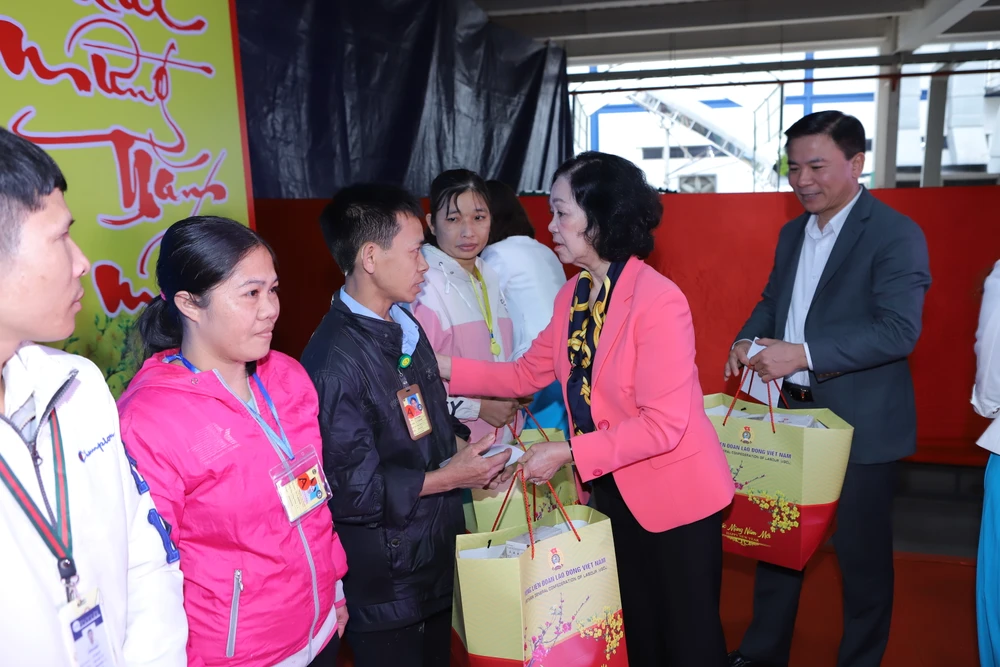 Bà Trương Thị Mai thăm tặng quà cho công nhân, người lao động tại TP Thanh Hóa.