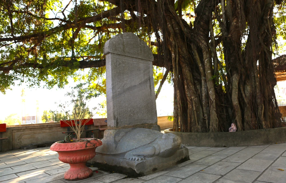 Bia cổ bị bào mòn bởi thời gian... Bia cổ bị bào mòn bởi thời gian...