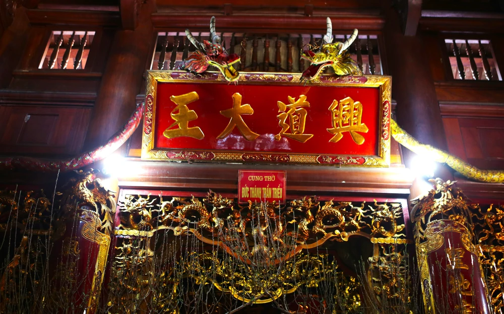 Trung đường lộng lẫy thờ Đức Thánh Trần. Trung đường lộng lẫy thờ Đức Thánh Trần.