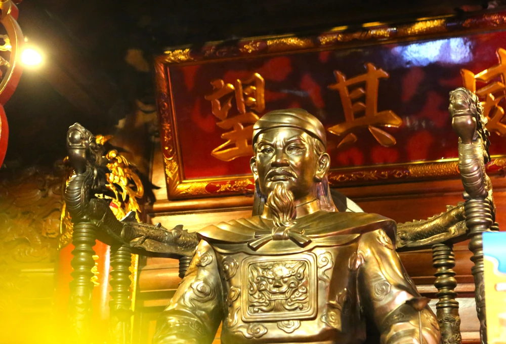 Tượng Đức Thánh Trần được đúc hoàn toàn bằng đồng. Tượng Đức Thánh Trần được đúc hoàn toàn bằng đồng.