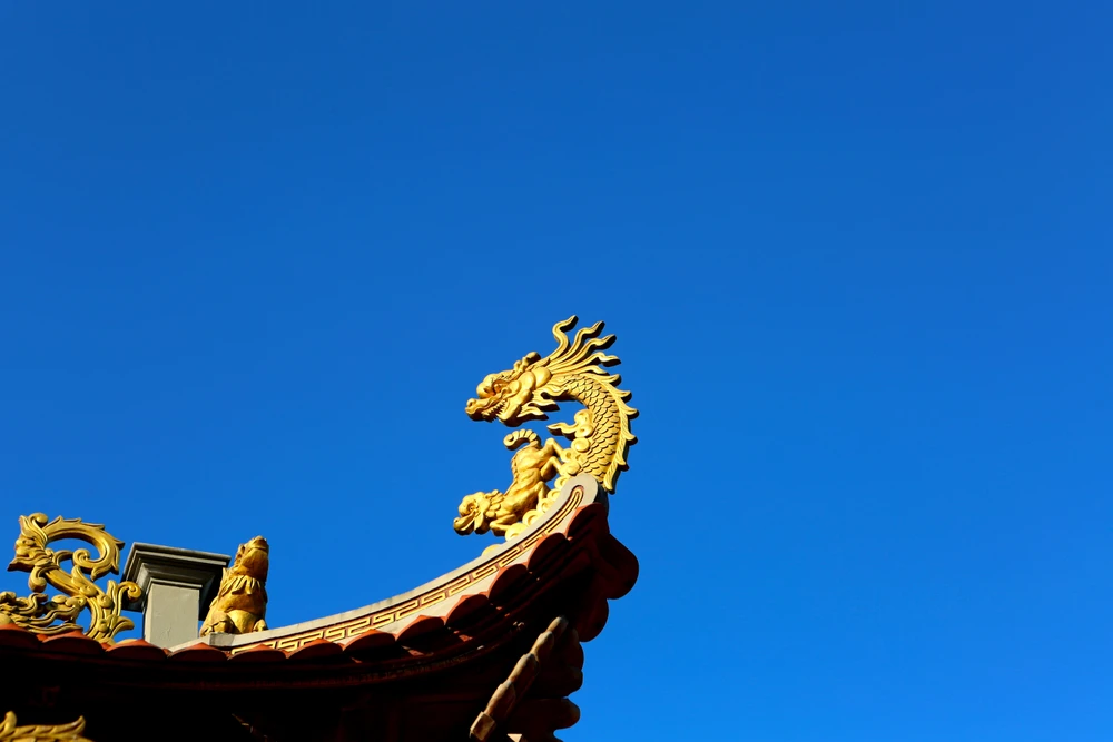 Linh vật rồng được khắc họa tỉ mỉ. Linh vật rồng được khắc họa tỉ mỉ.