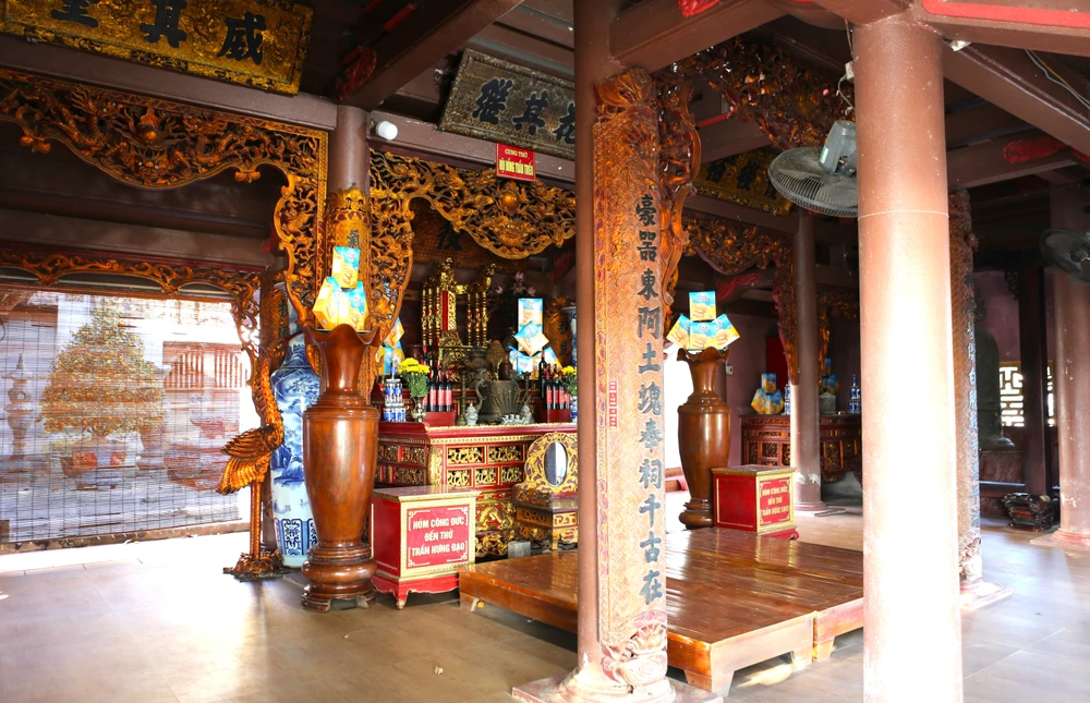 Chính giữa tiền đường lộng lẫy với sơn son thếp vàng, Chính giữa tiền đường lộng lẫy với sơn son thếp vàng,