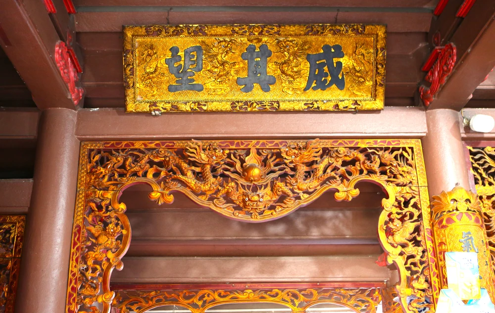 Trên mỗi tấm gỗ được các nghệ nhân chạm trổ tinh xảo hình rồng, hoa văn Trên mỗi tấm gỗ được các nghệ nhân chạm trổ tinh xảo hình rồng, hoa văn