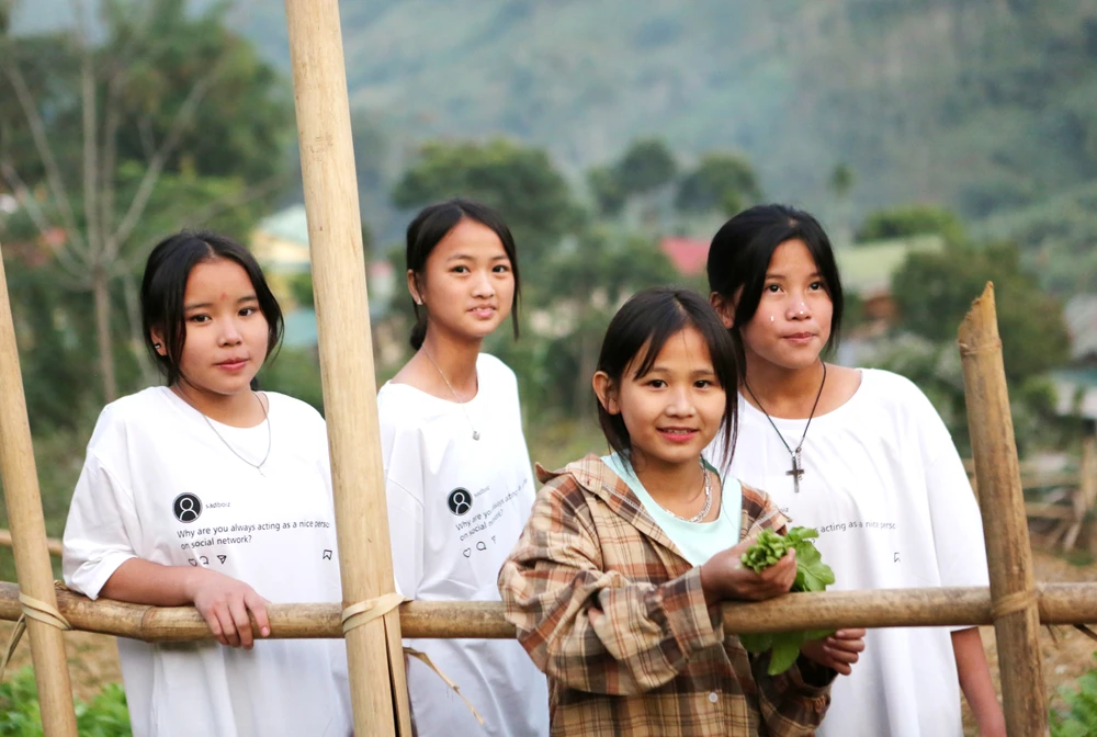 Niềm vui của học sinh sau mỗi giờ học là được trồng và thu hoạch rau xanh. Ảnh: ĐẶNG TRUNG Niềm vui của học sinh sau mỗi giờ học là được trồng và thu hoạch rau xanh. Ảnh: ĐẶNG TRUNG