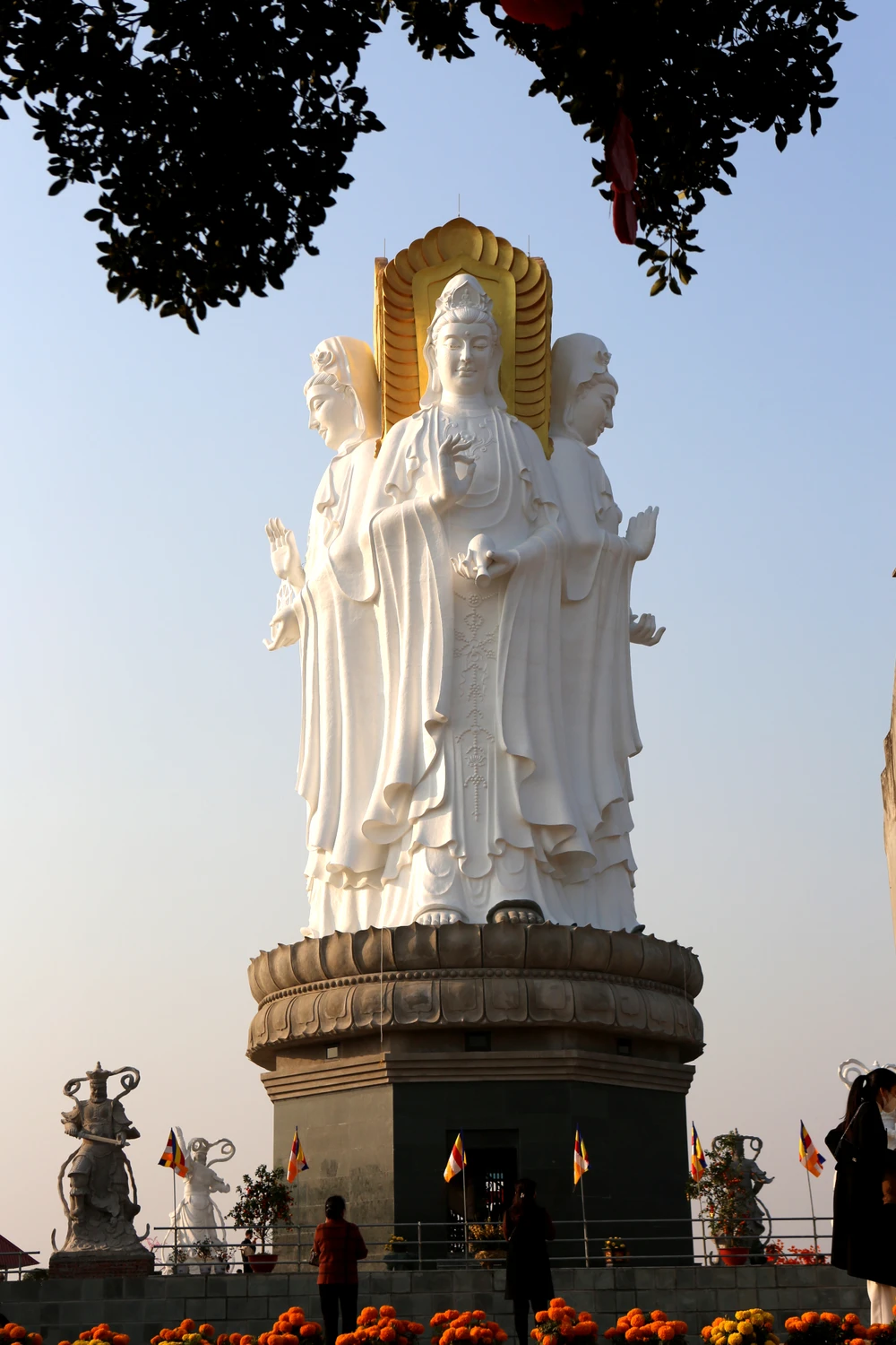 Và cầu phúc cho gia đình một năm mới bình an. Ảnh: ĐẶNG TRUNG