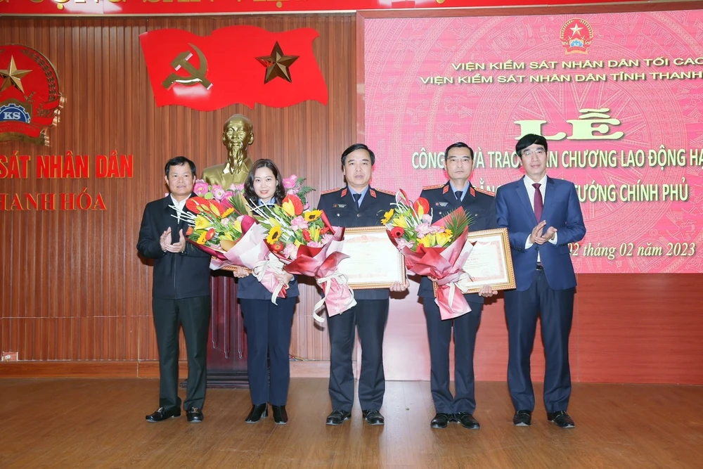 Ông Nguyễn Ngọc Tiến, Trưởng Ban Nội chính tỉnh Thanh Hóa (phải) và Nguyễn Quang Hải Phó Chủ tịch HĐND tỉnh Thanh Hóa trao Bằng khen của Thủ tướng Chính phủ cho một tập thể và hai cá nhân Viện KSND tỉnh Thanh Hóa. Ảnh: ĐT