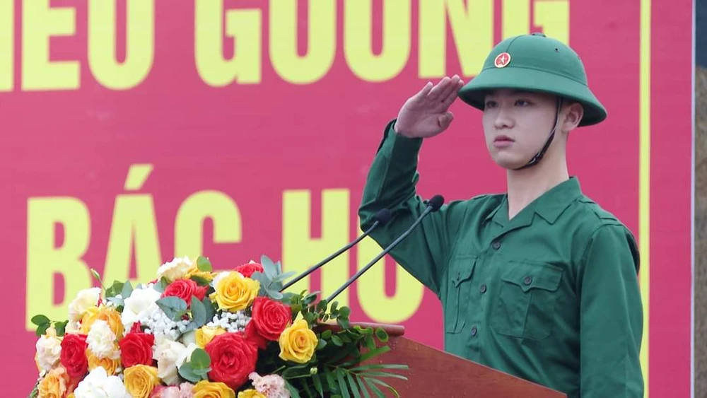 Đại diện cho 169 thanh niên lên đường nhập ngũ phát biểu ý kiến và tuyên thệ cống hiến sức trẻ cho sự nghiệp bảo vệ Tổ quốc. Ảnh: ĐT