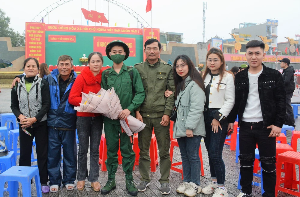 Gia đình, người thân đưa tiễn, động viên thanh niên lên đường nhập ngũ bảo vệ Tổ quốc sáng nay 6-2 tại Quảng trường Lam Sơn. Ảnh: ĐT