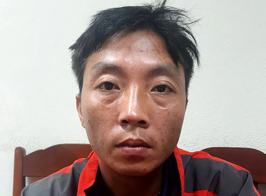 Nguyễn Văn Tư khai nhận tại cơ quan công an do kinh tế khó khăn, vợ chồng hay xảy ra mâu nên mang mìn ra cầu kích nổ. Ảnh: CATH