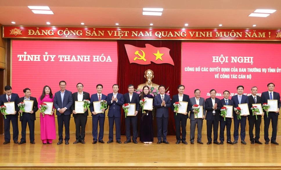 Ban Thường vụ Tỉnh ủy Thanh Hóa chúc mừng các cán bộ nhận nhiệm vụ mới. Ảnh: MINH HIẾU