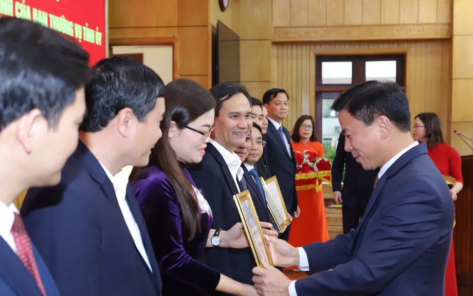 Bí Thư tỉnh ủy Thanh Hóa Đỗ Trọng Hưng trao quyết định cho các cán bộ nhận nhiệm vụ mới. Ảnh: MINH HIẾU