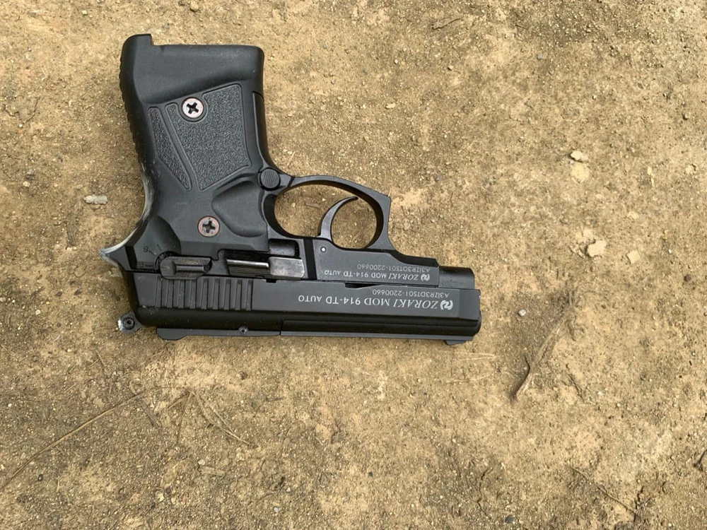 Công an thu giữ một khẩu súng quân dụng bên trong có bốn viên đạn. Ảnh: CATH