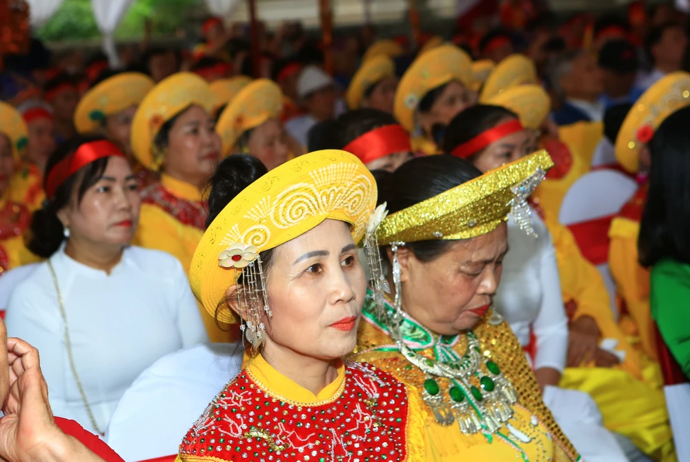 Cùng với đó là các tiết mục nghệ thuật tự hào miền đất con người xứ Thanh được đông đảo người dân và du khách theo dõi. Ảnh: ĐẶNG TRUNG Cùng với đó là các tiết mục nghệ thuật tự hào miền đất con người xứ Thanh được đông đảo người dân và du khách theo dõi. Ảnh: ĐẶNG TRUNG