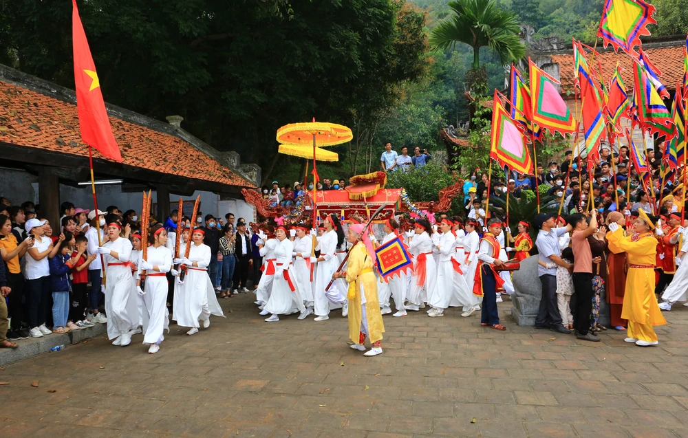 Sau chương trình nghệ thuật là nghi thức rước kiệu thần trong khuôn viên đền Bà Triệu. Ảnh: ĐẶNG TRUNG Sau chương trình nghệ thuật là nghi thức rước kiệu thần trong khuôn viên đền Bà Triệu. Ảnh: ĐẶNG TRUNG