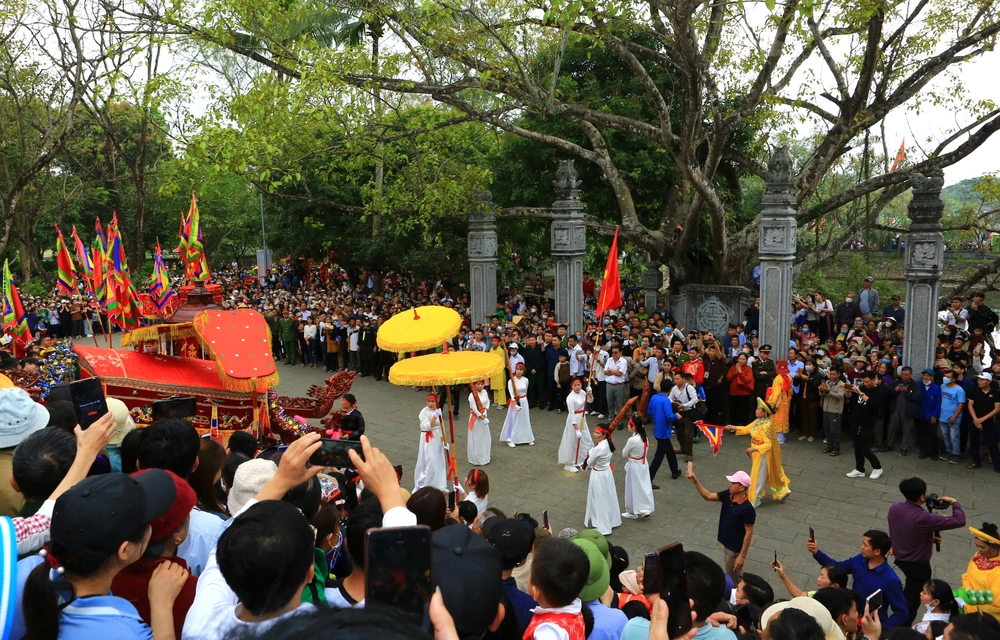 Lễ hội đã thu hút hàng ngàn người dân và du khách tham dự. Ảnh: ĐẶNG TRUNG Lễ hội đã thu hút hàng ngàn người dân và du khách tham dự. Ảnh: ĐẶNG TRUNG