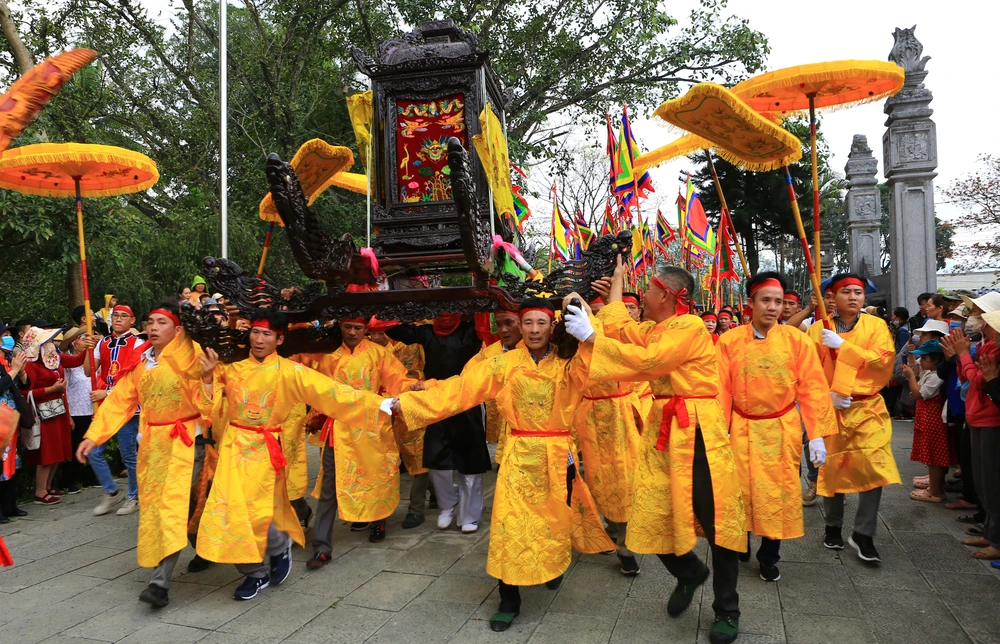 Sau khi nghi thức rước kiệu thần (rước bóng) quanh đền Bà Triệu, các trai tráng địa phương đưa kiệu thần đến lăng mộ Bà Triệu trên núi Tùng để thực hiện các nghi lễ. Ảnh: ĐẶNG TRUNG Sau khi nghi thức rước kiệu thần (rước bóng) quanh đền Bà Triệu, các trai tráng địa phương đưa kiệu thần đến lăng mộ Bà Triệu trên núi Tùng để thực hiện các nghi lễ. Ảnh: ĐẶNG TRUNG