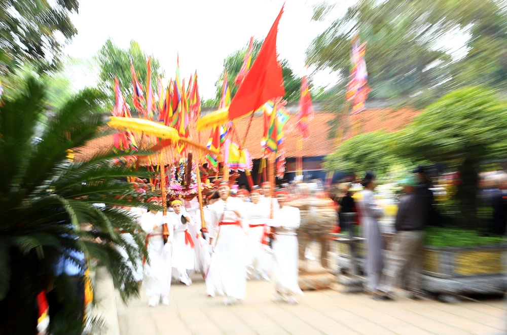 Lễ rước kiệu thần luôn được đông đảo người dân và du khách tham dự theo dõi với những màn xoay kiệu động đáo. Ảnh: ĐẶNG TRUNG Lễ rước kiệu thần luôn được đông đảo người dân và du khách tham dự theo dõi với những màn xoay kiệu động đáo. Ảnh: ĐẶNG TRUNG