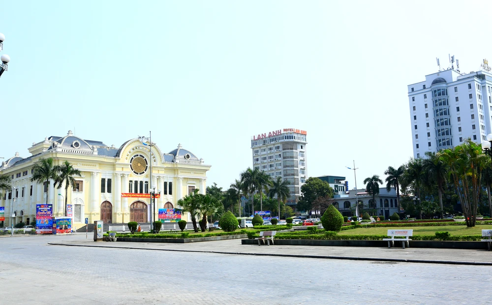 UBND TP Thanh Hóa cho biết, cơ quan này chỉ đạo các phòng, ban, đơn vị chức năng khẩn trương hoàn chỉnh phương án để báo cáo Thường trực Thành ủy trước ngày 20-3 để làm cơ sở để trình bày Thường trực Tỉnh ủy Thanh Hóa, Ban cán sự Đảng UBND tỉnh này xem xét, quyết định. Trong ảnh một góc Quảng Trường Lam Sơn. Ảnh: ĐẶNG TRUNG