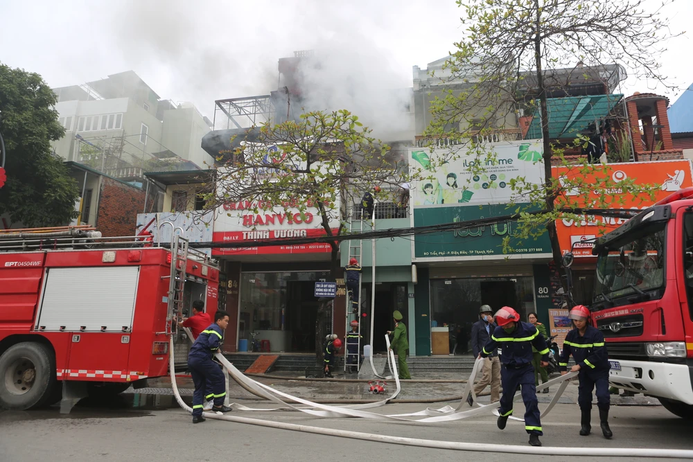 Khoảng 9g15, Phòng Cảnh sát PCCC&amp;CNCH – Công an tỉnh Thanh Hóa đã huy động hàng chục cảnh sát, cùng phương tiện đến hiện trường vụ cháy. Ảnh: ĐẶNG TRUNG