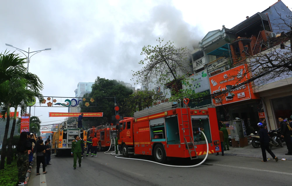Lực lượng cảnh sát nhanh chóng triển khai các phương án dập lửa, đồng thời ngăn chặn đám cháy không lan sang các hộ dân bên cạnh. Ảnh: ĐẶNG TRUNG