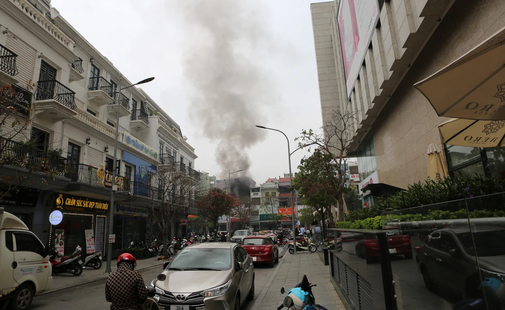 Vụ hỏa hoạn xảy ra gần Trung tâm thương mại tỉnh Thanh Hóa. Ảnh: ĐẶNG TRUNG