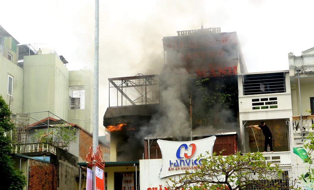 Ngọn lửa bùng phát từ khu vực tầng 2 của số nhà 86 Trần Phú và sau đó lan sang nhà số 84 kinh doanh chăn ga gối đệm. Ảnh: ĐẶNG TRUNG