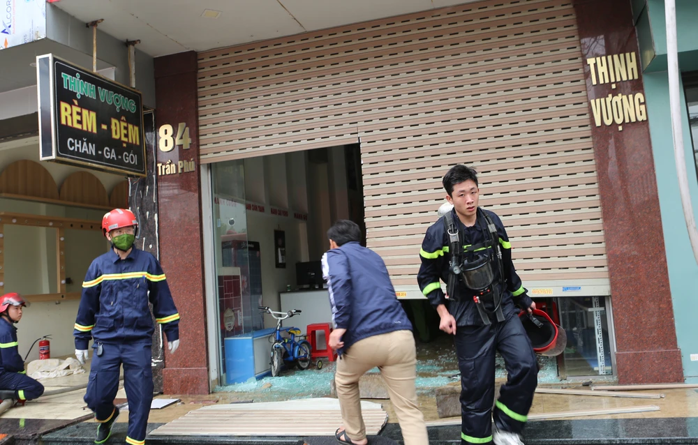 Lực lượng tiếp cận bên trong ngôi nhà khống chế đám cháy lây lan. Ảnh: ĐẶNG TRUNG