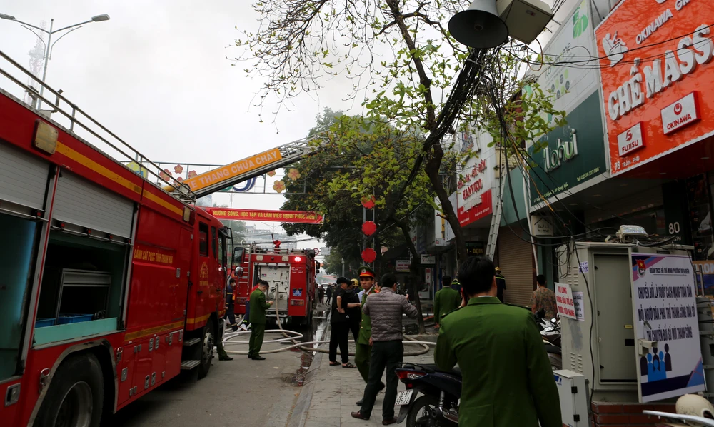 Vụ cháy xảy ra không có thiệt hại về người khi đã kịp sơ tán người dân thuộc các hộ gia đình tại khu vực xảy ra hỏa hoạn. Ảnh: ĐẶNG TRUNG