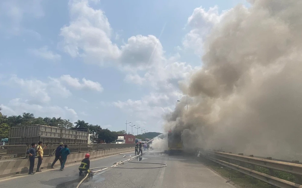 Xe ô tô giường nằm chạy tuyến Hà Nội – Lâm Đồng xuất phát từ bến xe Yên Nghĩa (Hà Nội) khởi hành sáng cùng ngày (16-3) khi đi đến địa phận xã Hà Bình, Hà Trung thì xảy ra hỏa hoạn.