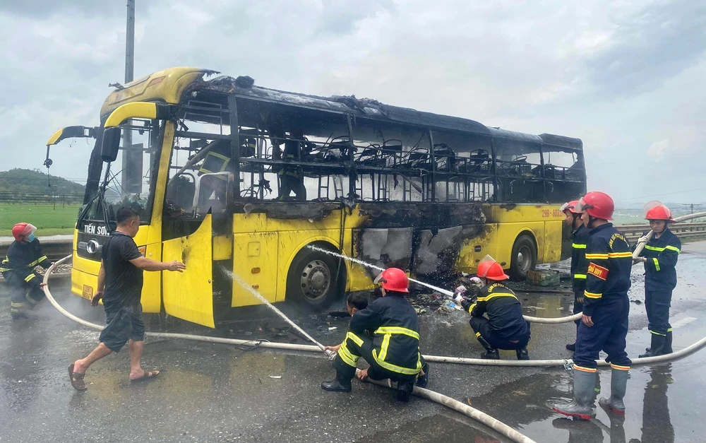 Tuy nhiên xe khách giường nằm đã gần như bị thiêu rụi toàn bộ phần trên.