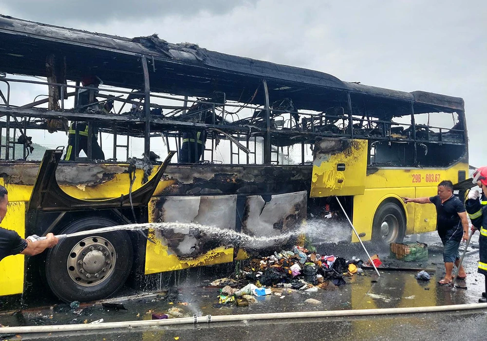 Trong khi nhiều hành hành lý trong cốp xe của hành khách cũng đã bị cháy, hư hỏng.