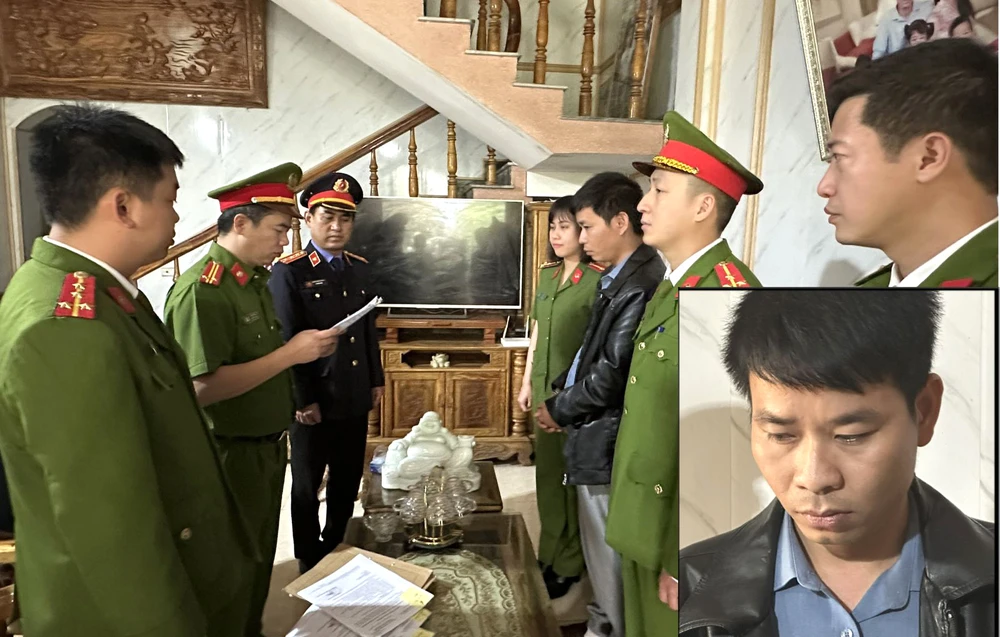 Công an tỉnh Thanh Hoá đọc Quyết định khởi tố bị can và Lệnh bắt tạm giam 4 tháng đối với Lê Văn Khang. Ảnh: CATH