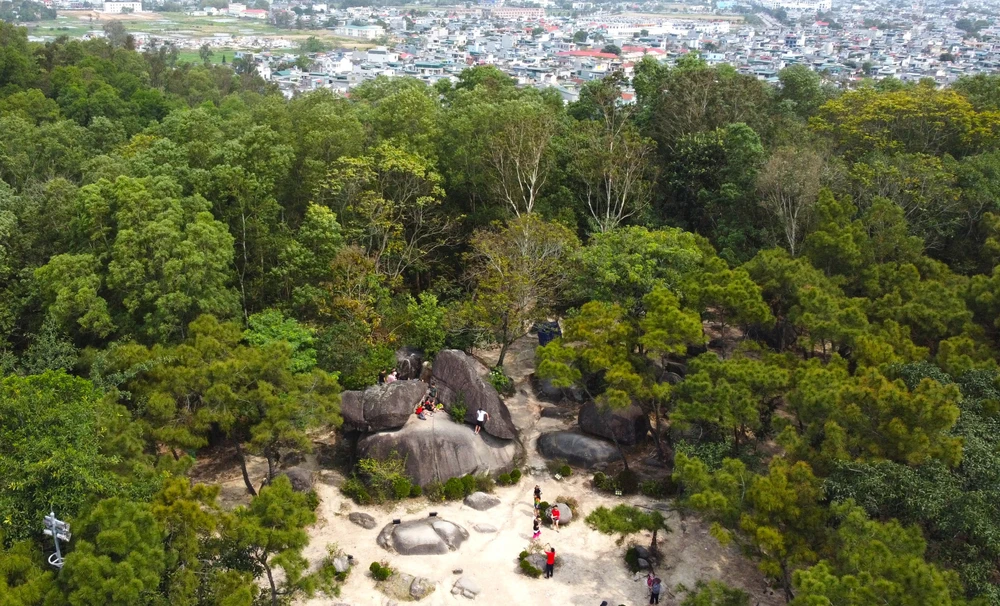 Hòn Trống Mái mặt trước nhìn ra biển và phía sau lưng là thành phố biển Sầm Sơn hiện đại. Ảnh: ĐẶNG TRUNG