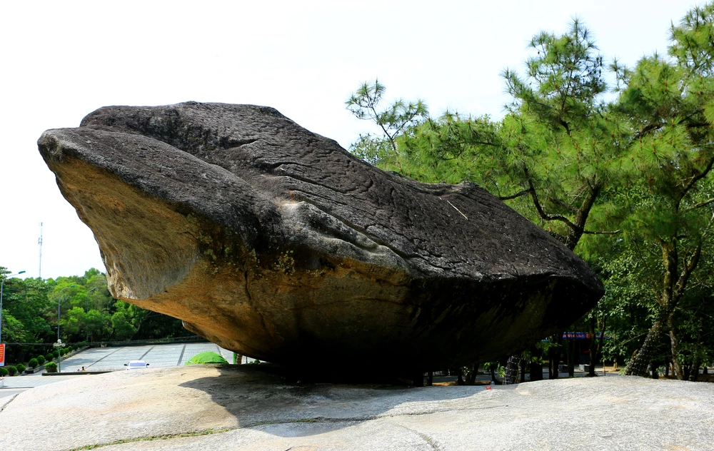 Ở mỗi góc khác nhau Hòn Trống Mái đều thu hút sự quan tâm, chú ý của du khách đến tham quan, chiêm ngưỡng. Ảnh: ĐẶNG TRUNG