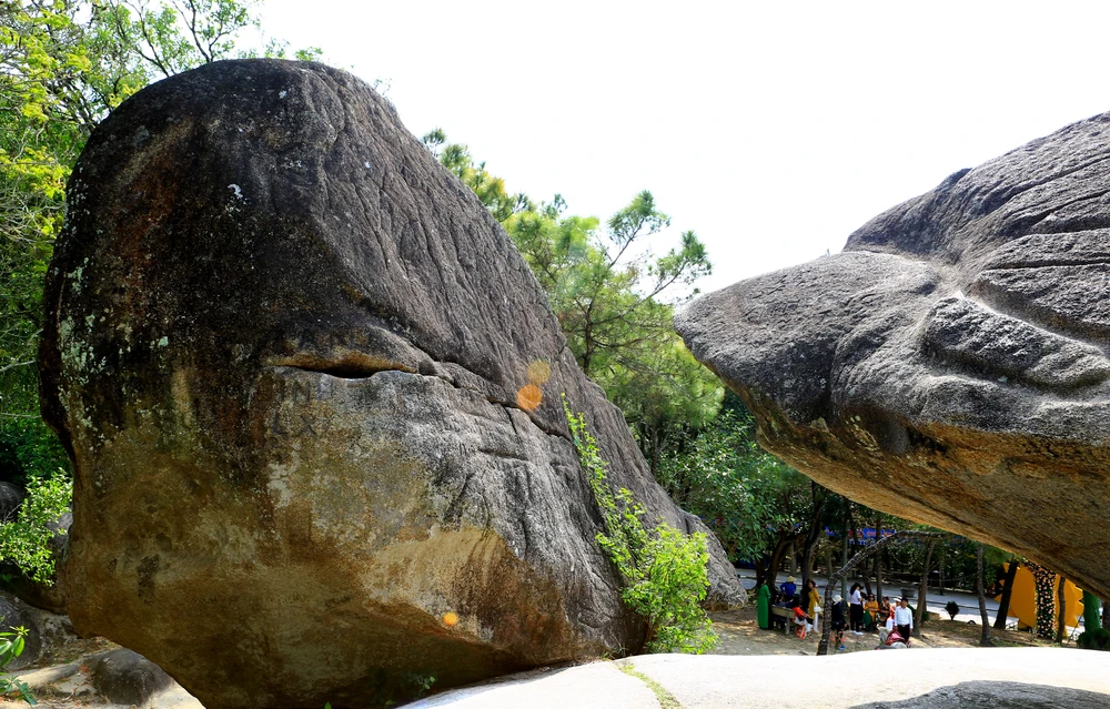 Hai hòn đá với tên gọi đặc biệt, suốt những năm qua đã thu hút hàng vạn lượt khách du lịch đến tham quan. Ảnh: ĐẶNG TRUNG