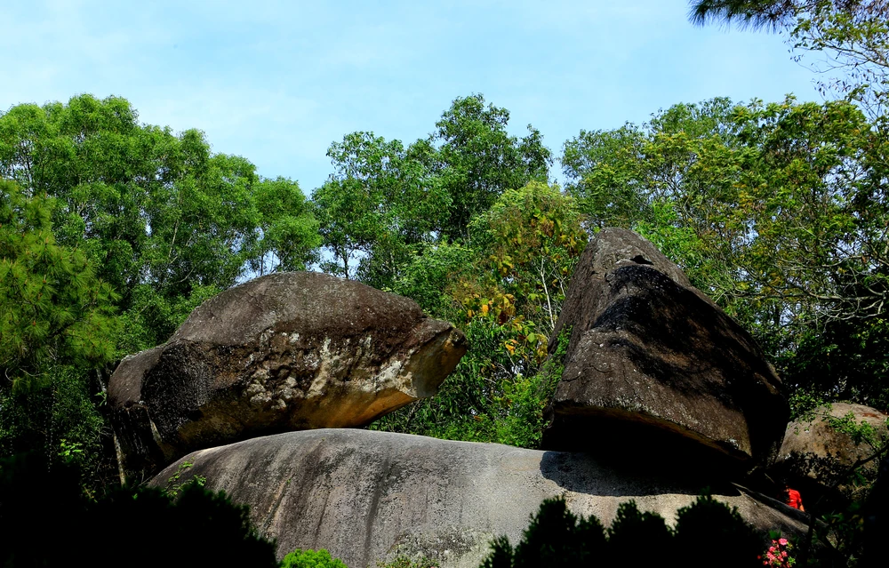 Theo người dân địa phương thì hòn Trống Mái gắn liền với chuyện về tình yêu đôi lứa thủy chung, vững bền. Ảnh: ĐẶNG TRUNG