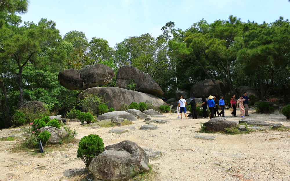 Cùng với đó, hòn Trống Mái còn là điểm đến của những cặp tình nhân mong muốn có tình yêu bền chặt. Ảnh: ĐẶNG TRUNG