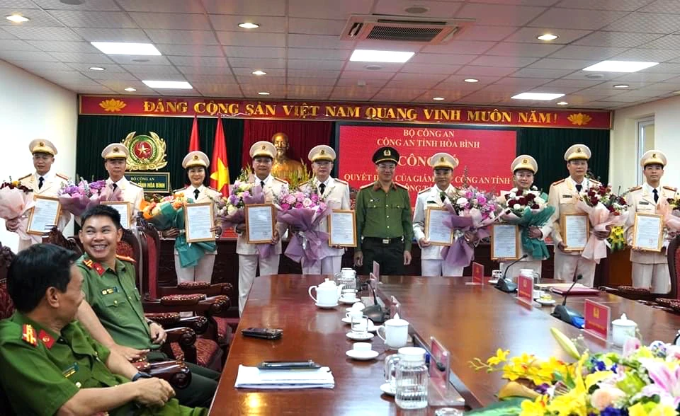 Đại tá Đỗ Thanh Bình, Giám đốc Công an tỉnh Hoà Bình đã trao quyết định cho 9 cán bộ được điều động, bổ nhiệm luân chuyển lần này. Ảnh: CAHB Công An Hòa Bình